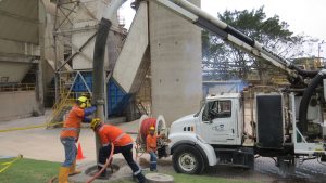 Mantenimiento de alcantarillado pluvial del barrio las américas al interior de la empresa argos yumbo 